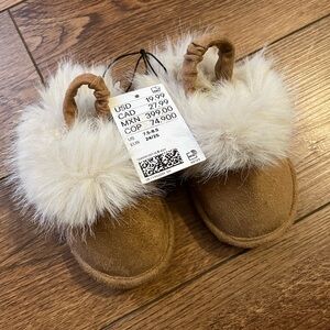 Cozy Tan toddler slides with White Fur Trim